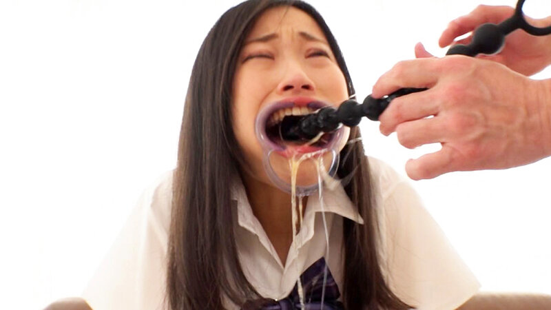 「【夏花】制服美少女が拘束イラマチオで激しい嘔吐調教される過激プレイ動画」のサンプル画像1枚目