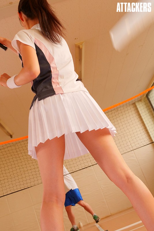 「夏目彩春がスレンダー女教師に!バドミントン部顧問のスコート姿で魅せる禁断の指導」のサンプル画像12枚目