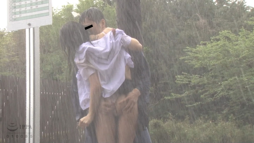 「【制服女子】びしょ濡れ女子校生の雨宿りシチュエーションで濡れ透け制服姿がエロい麻衣ちゃん」のサンプル画像3枚目