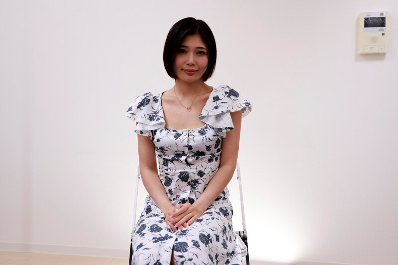 「【素人OL】知的な営業女子がキス好きすぎて3P体験！真面目系ビッチの本性解放」のサンプル画像1枚目