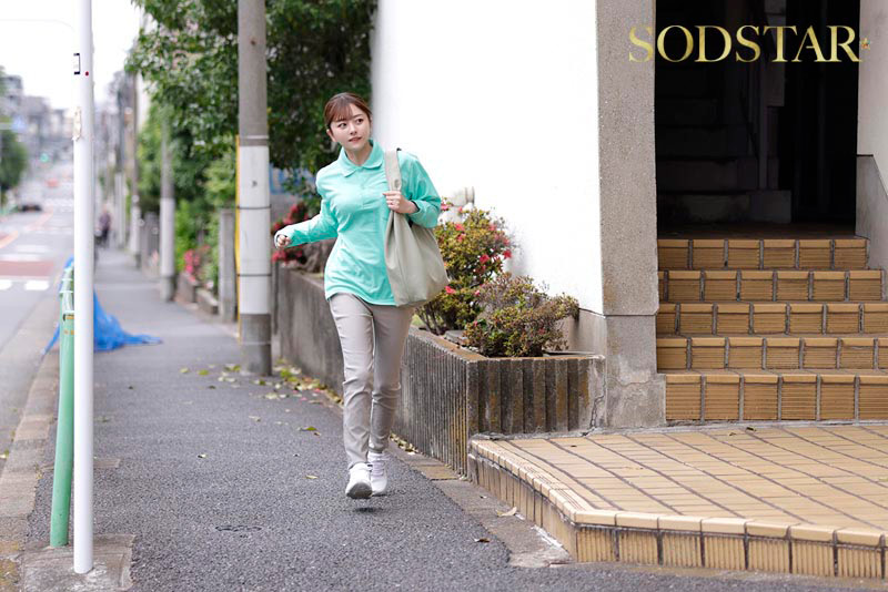 「【青空ひかり】訪問サポートお姉さんが優しく性処理してくれる熟女介護プレイ」のサムネイル