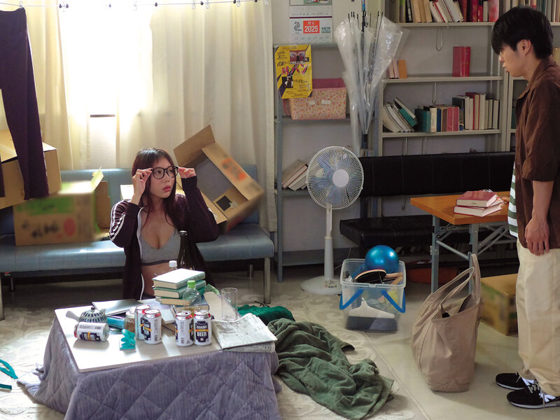 「【安位薫】巨乳めがね先輩と汗だく騎乗位＆パイズリで中出し！熱気ムンムンの部室で濃厚セックス」のサムネイル