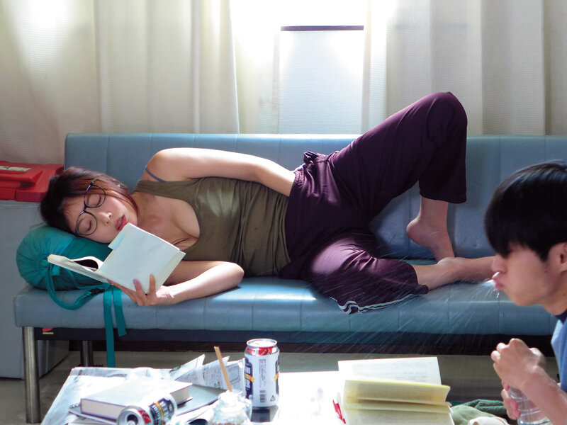 「【安位薫】巨乳めがね先輩と汗だく騎乗位&パイズリで中出し!熱気ムンムンの部室で濃厚セックス」のサンプル画像2枚目