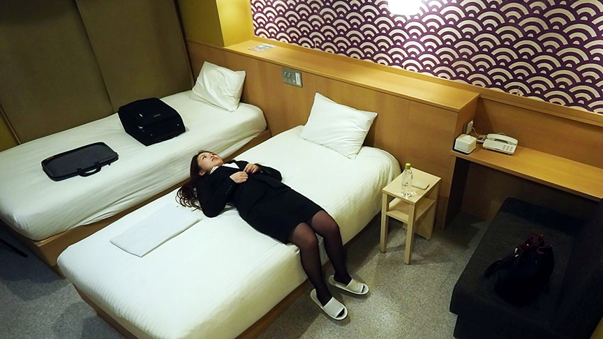 「【素人OL】ビジネスホテルで無防備オナニーを覗き見！巨乳美女の秘密の自慰行為【盗撮風】」のサムネイル