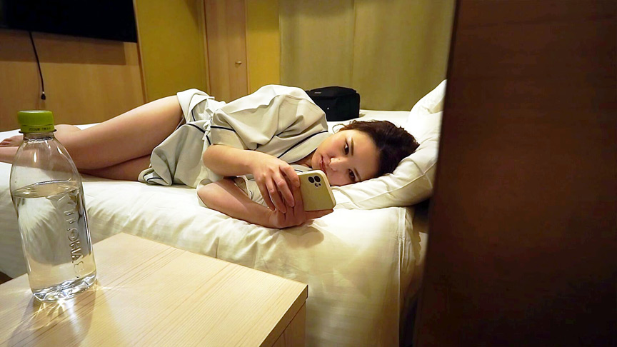 「【素人OL】ビジネスホテルで無防備オナニーを覗き見!巨乳美女の秘密の自慰行為【盗撮風】」のサンプル画像5枚目