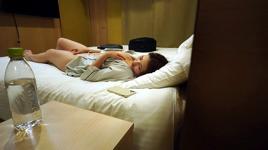 「【素人OL】ビジネスホテルで無防備オナニーを覗き見!巨乳美女の秘密の自慰行為【盗撮風】」のサンプル画像7枚目