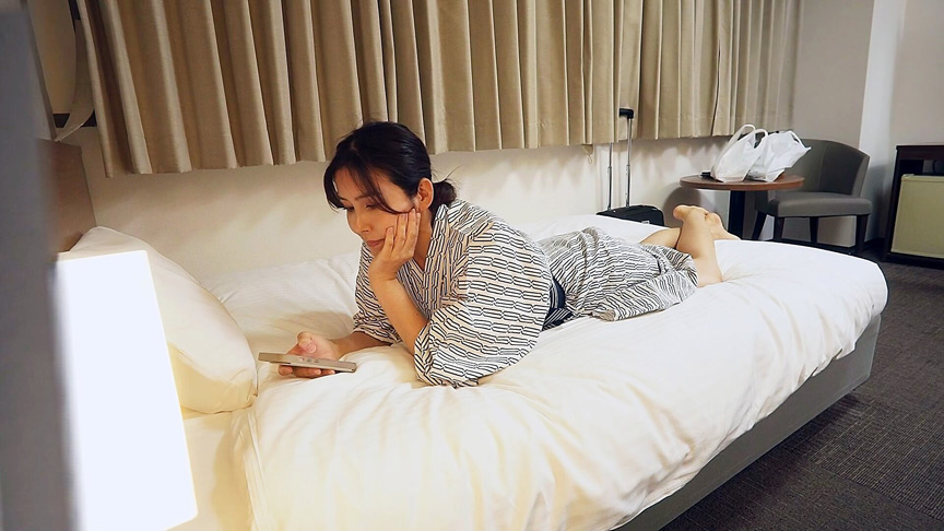 「【素人OL】ビジネスホテルで無防備オナニーを盗撮風に覗き見|巨乳美女の自慰行為」のサンプル画像3枚目