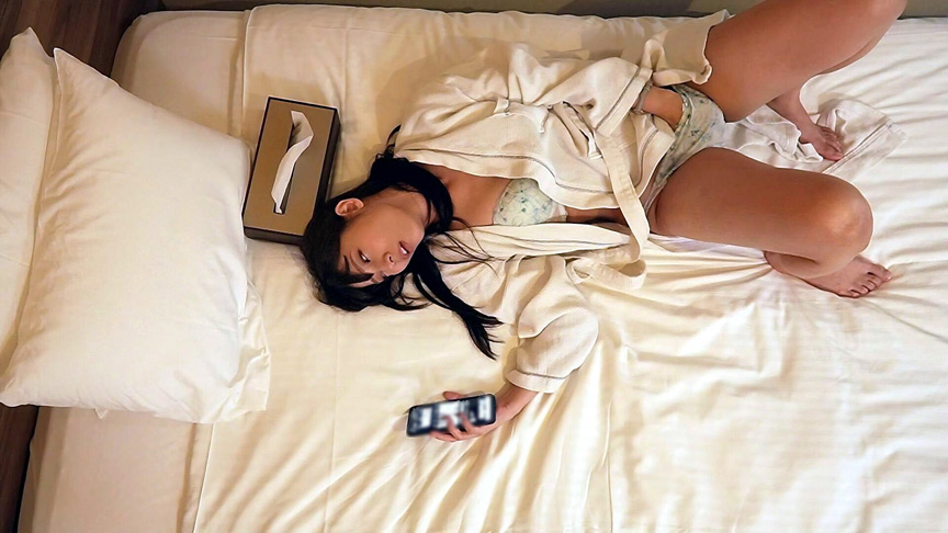 「【素人OL】ビジネスホテルで美乳お姉さんの無防備オナニーを盗撮風撮影【自慰行為】」のサンプル画像5枚目