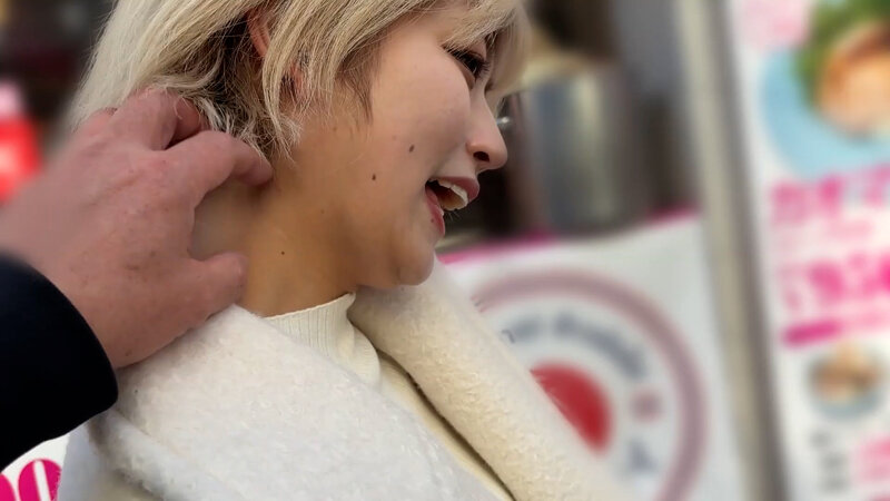 「【素人ナンパ】美容部員のお姉さんにくすぐり体験！街角で声をかけた美人はるのちゃんの反応が可愛すぎる」のサンプル画像3枚目