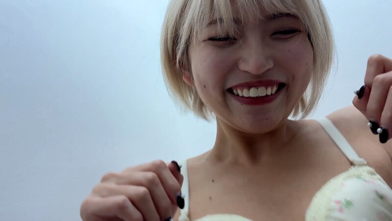 「【素人ナンパ】美容部員のお姉さんにくすぐり体験！街角で声をかけた美人はるのちゃんの反応が可愛すぎる」のサンプル画像6枚目