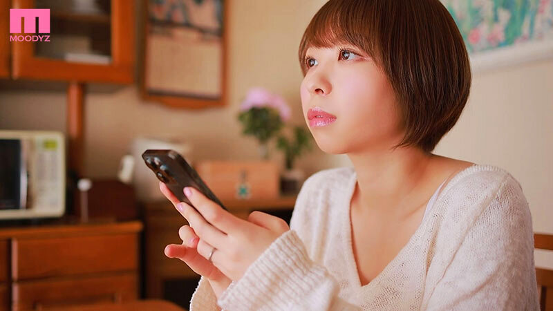 「宍戸里帆が魅せる巨乳人妻の3P・4P辱めプレイ！敏感乳首でガニ股絶頂する熟女妻」のサムネイル