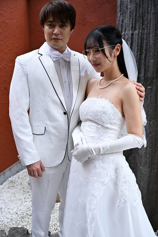 「巨乳人妻・小野坂ゆいかの結婚初夜で中出しアクメ！献身妻の激しすぎる夜の秘密」のサムネイル