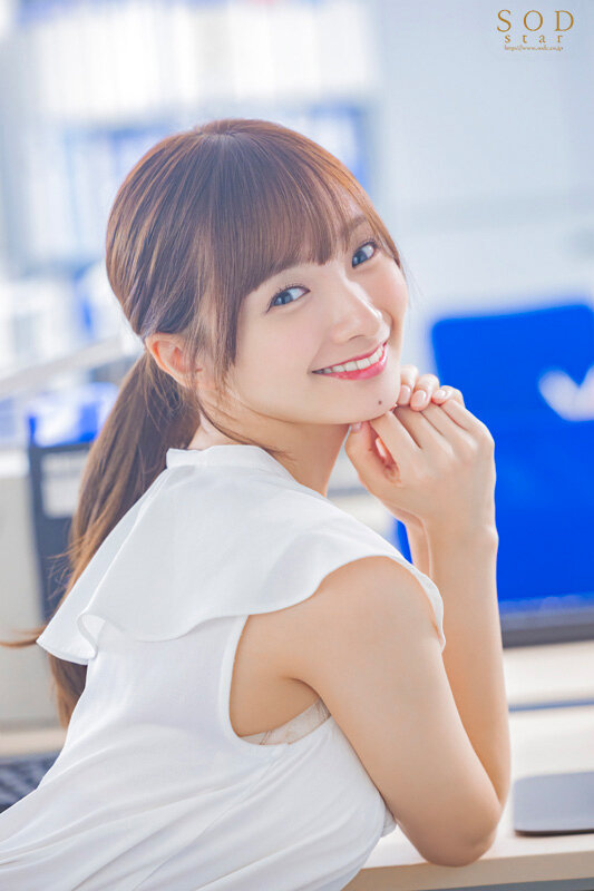 「渚恋生の濃厚キス・接吻シーン満載！美乳OLコスプレで魅せるアイドル級美女の本気エッチ」のサンプル画像2枚目