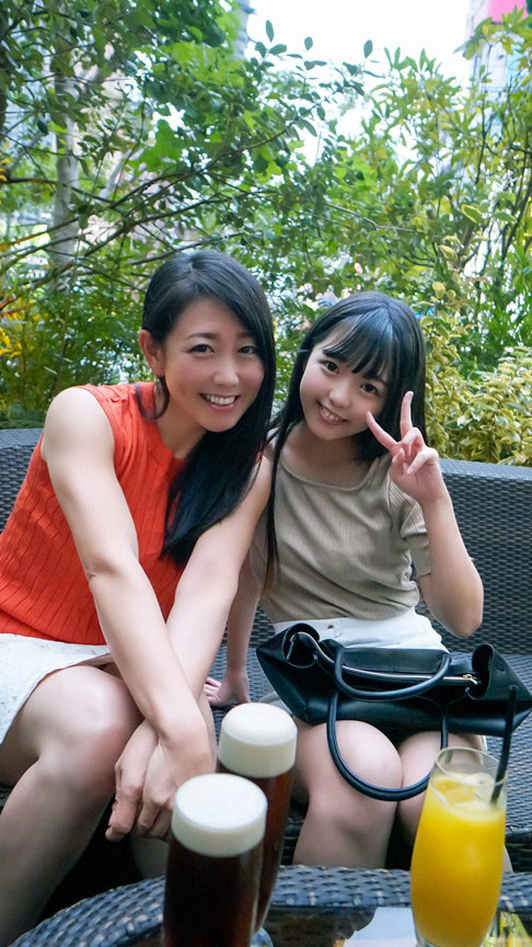 「【熟女】欲求不満な母親たちの禁断の姿！娘の前でも止まらない熟女12名の濃厚プレイ4時間」のサンプル画像19枚目