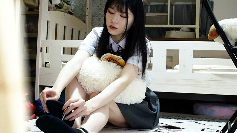 「素人女子校生の覚えたてオナニー盗撮！制服姿の色白美少女が恥じらい指マンで感じる一人エッチ」のサンプル画像2枚目