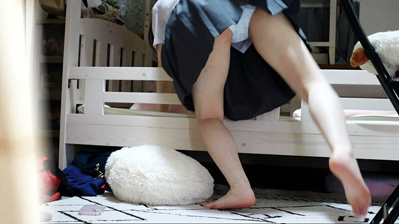 「素人女子校生の覚えたてオナニー盗撮！制服姿の色白美少女が恥じらい指マンで感じる一人エッチ」のサンプル画像4枚目