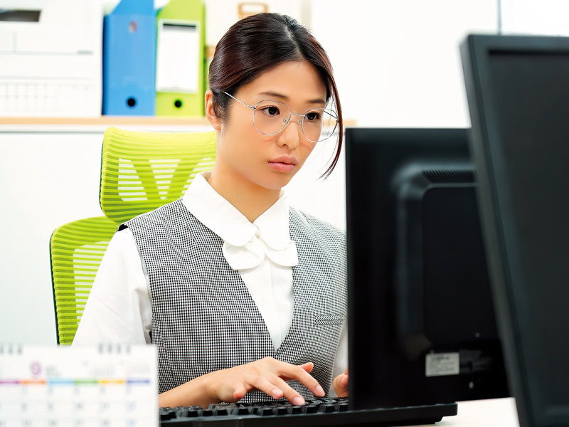 「川上奈々美の騎乗位が凄すぎる！三十路熟女OLに惚れられて逃げられない痴女プレイ」のサンプル画像1枚目