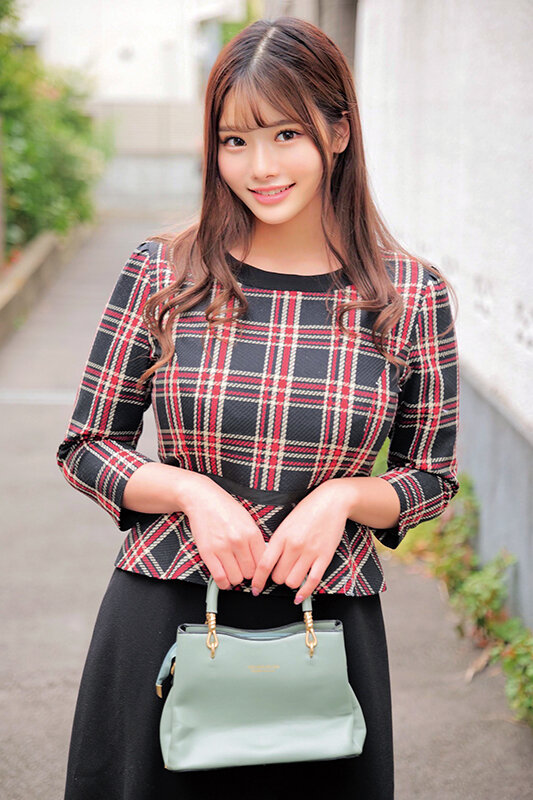 「巨乳美容部員が童貞君に濃厚キス＆騎乗位で筆おろし中出しSEX【素人】」のサムネイル