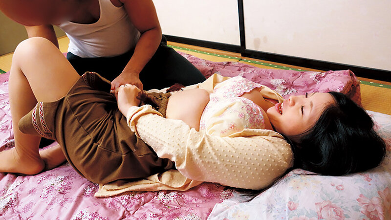 「【素人熟女12人】黒人巨根ナンパで悶絶アクメ！巨乳人妻が中出しされて何度もイキまくる4時間SP」のサンプル画像11枚目