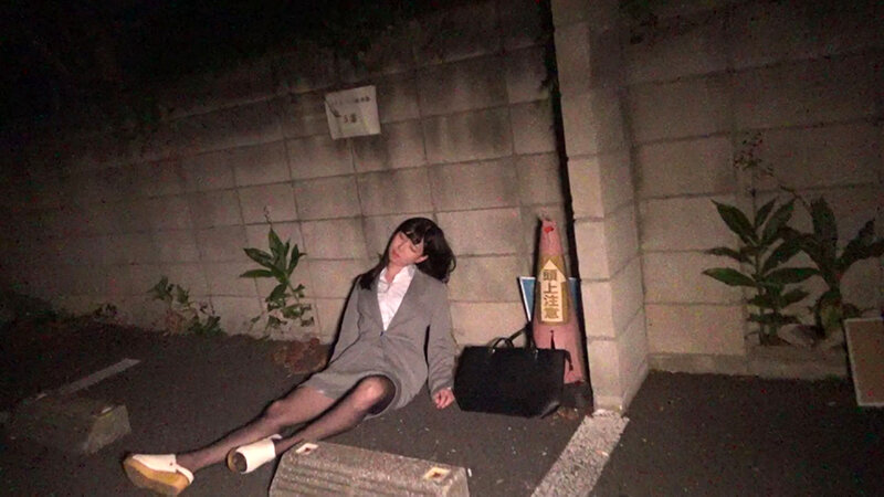 夜の道端に落ちていた色白美人さんをお持ち帰り！お尻が綺麗なスレンダー黒髪ロング！