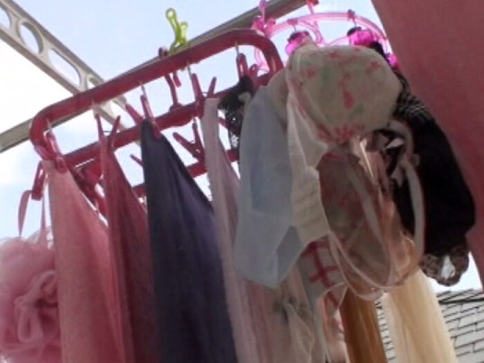 「【素人盗撮】本物女性宅侵入ボディカメラで下着物色体験！リアル潜入フェチ映像第2弾」のサムネイル