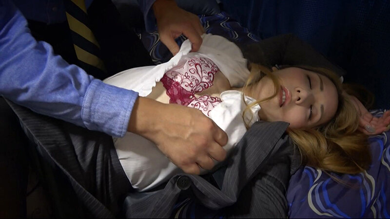 「素人OL20名をお持ち帰り!美乳・巨乳パイパン女子にイラマチオ&中出しする衝撃ドキュメント」のサンプル画像10枚目