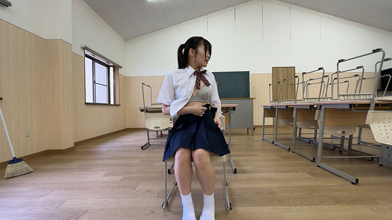 「【素人】制服女子校生の野外露出プレイ!優等生JKが羞恥の全裸露出で辱められる」のサンプル画像1枚目