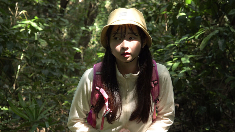 「美少女・望月つぼみが野外露出でイラマチオ＆中出し！森の中で見つけた全裸少女との禁断プレイ」のサンプル画像19枚目