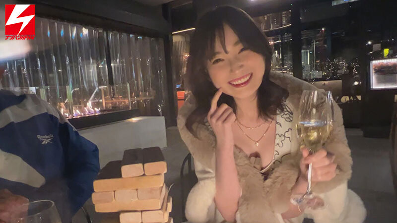 「スレンダーお姉さんとキス三昧ハメ撮り中出し！酔った美女との甘いイチャラブ体験」のサムネイル