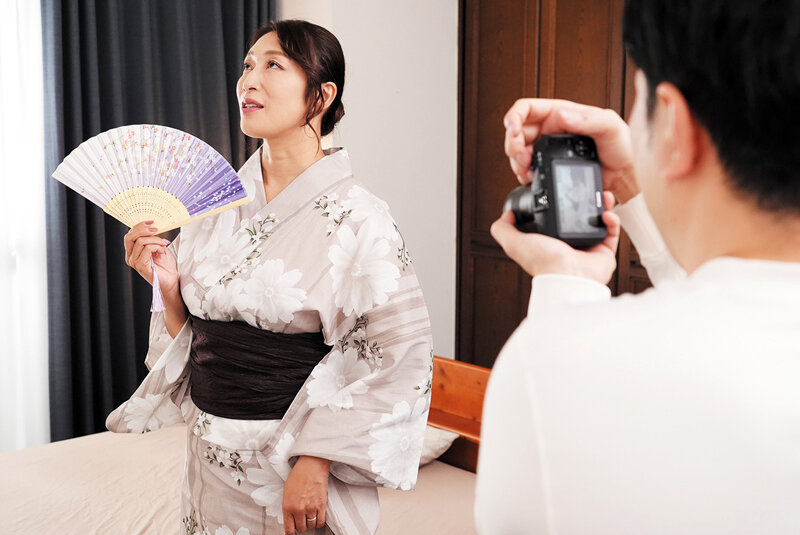 「小早川怜子のNTR作品｜浴衣姿の美人妻が夏祭りで巨根男たちに寝取られる熟女動画」のサンプル画像9枚目