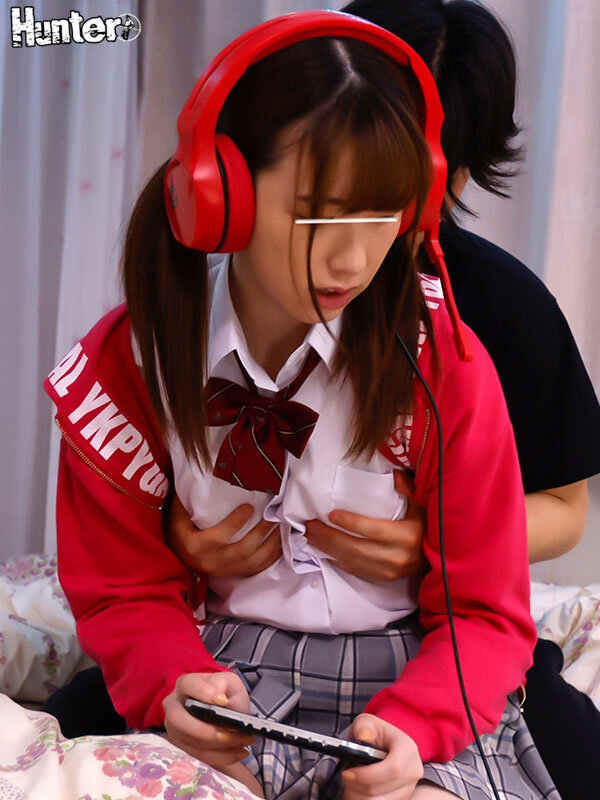 「お尻を突き出しサイレントおねだり！ゲームに夢中でボクの話を無視するゲーマー妹。頭にきて妹のチクビを触ったけど無視！でも実は感じていたらしく…」のサンプル画像4枚目