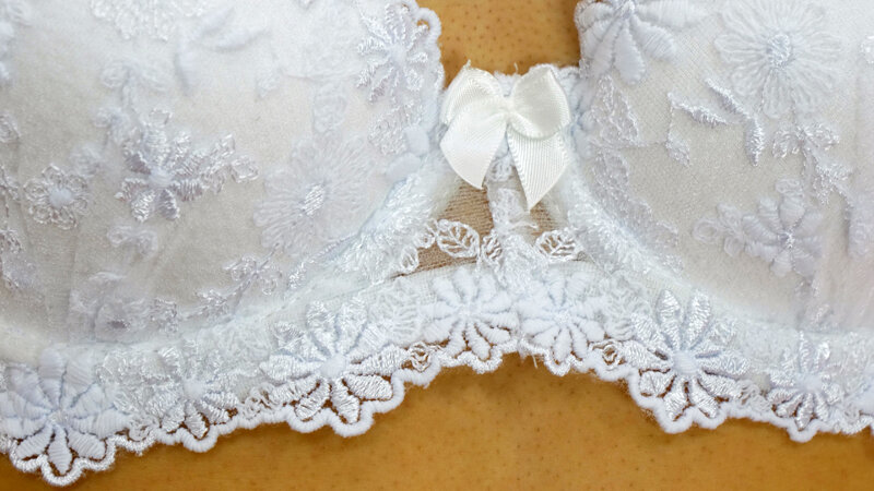 「【人気女優】ブラジャーになりたい願望全開！胸元密着フェチプレイ【着衣エロ動画】」のサンプル画像5枚目