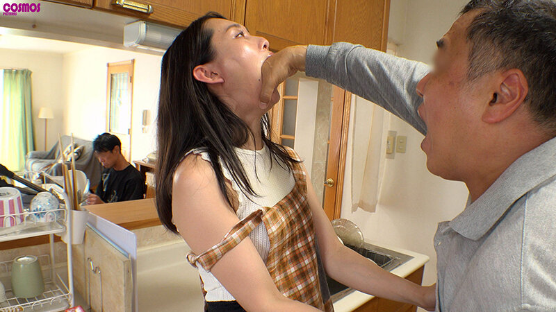 「【人妻】欲求不満な主婦が3P・4Pで中出し潮吹き絶頂!イラマチオで悶える熟女の本気セックス」のサンプル画像3枚目