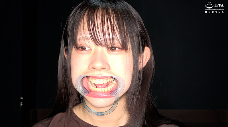 「【甘井くるみ】口内観察・歯・のどちんこ接写&咀嚼プレイ【フェチ動画】貴重映像で魅せる巨大女の世界」のサンプル画像2枚目