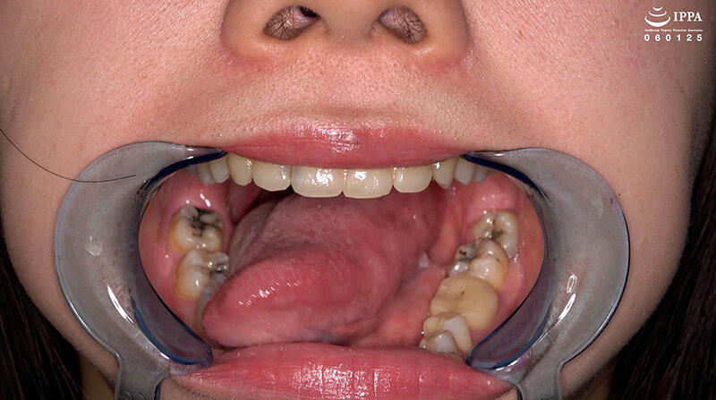 「【甘井くるみ】口内観察・歯・のどちんこ接写&咀嚼プレイ【フェチ動画】貴重映像で魅せる巨大女の世界」のサンプル画像3枚目