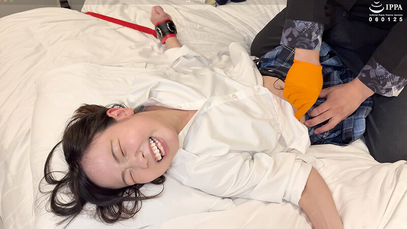 「【谷田かりな】制服女子へのくすぐり責めで悶絶！大暴れする姿がたまらないフェチ動画」のサンプル画像10枚目