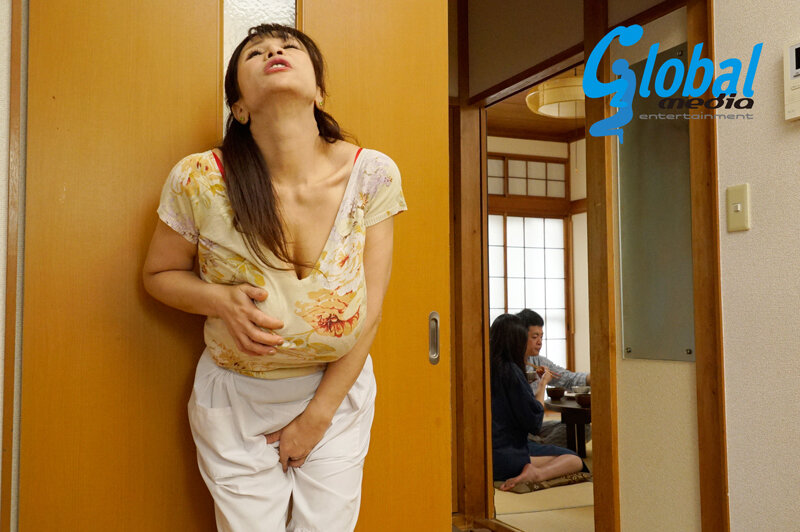 「夢野まりあが魅せる禁断の義母との秘密の関係｜熟女人妻の背徳愛に溺れる」のサンプル画像4枚目