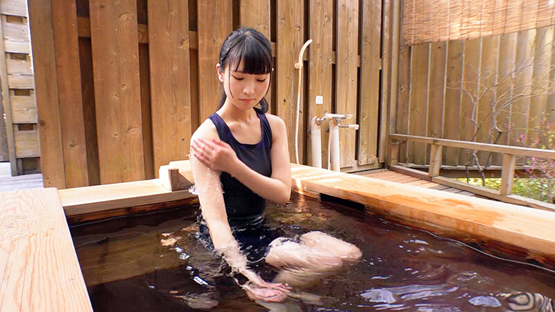 「黒髪スレンダー女子校生と温泉旅行で制服プレイ!微乳美少女に顔射・中出しのイタズラ三昧」のサンプル画像2枚目