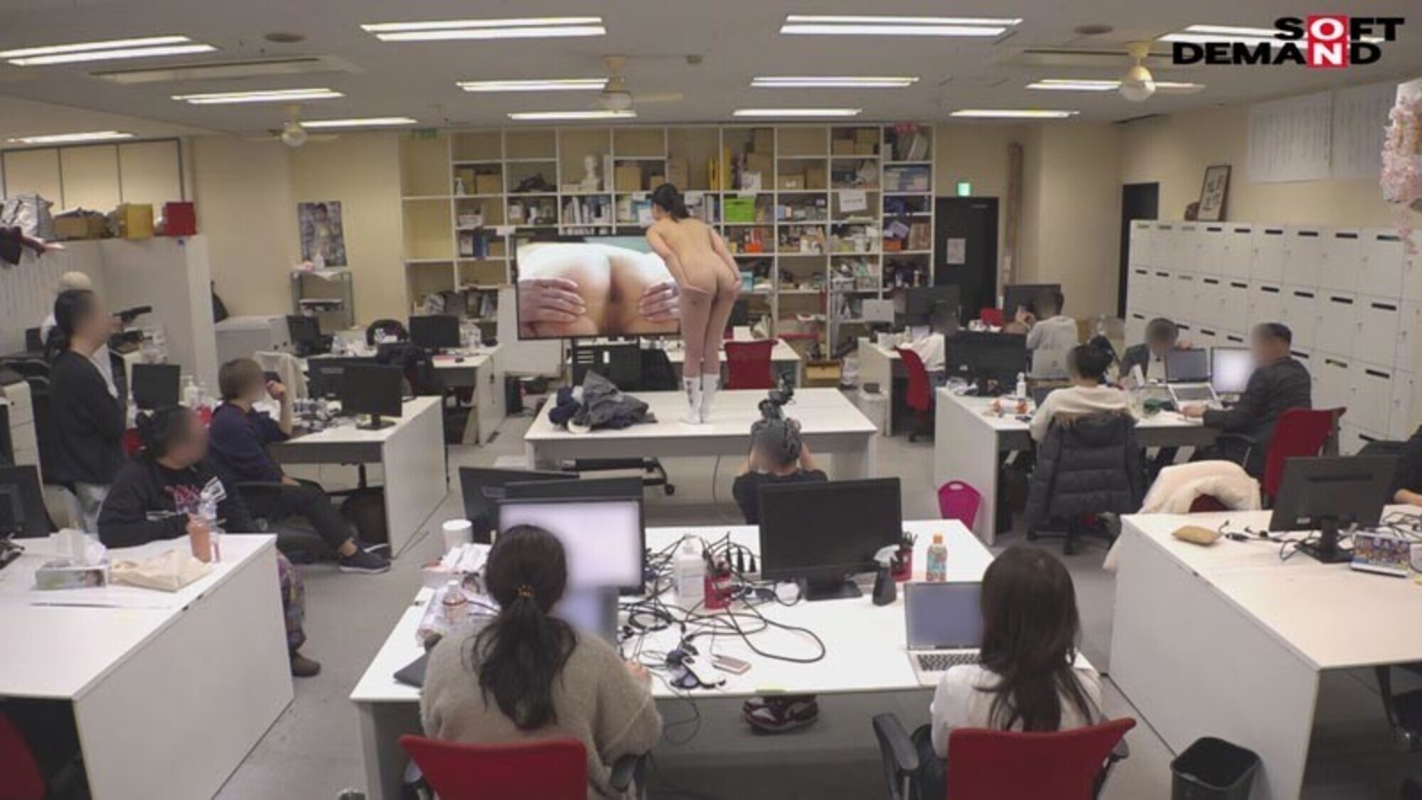 「SOD女子社員 AV出演業務 制作部 中途1年目 岡島明来（24） 初客観単体SEX 平日昼間社内連れ回し声ガマンSEX おもちゃオナニー イカされまくり初4P 公開全裸挨拶」のサンプル画像20枚目