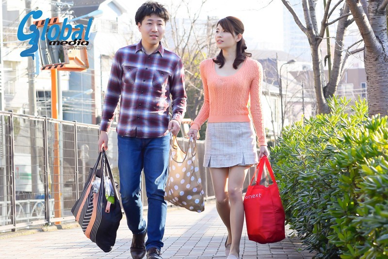 「【NTR】スレンダー巨乳の人妻熟女が不倫相手に寝取られ中出しされる三角関係ドラマ」のサムネイル