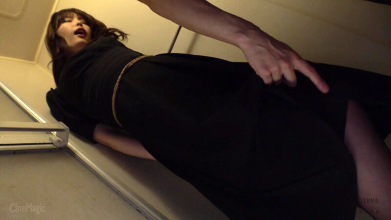 「稲森あみが魅せる未亡人SM調教 緊縛と辱めに目覚める人妻の背徳プレイ」のサンプル画像11枚目