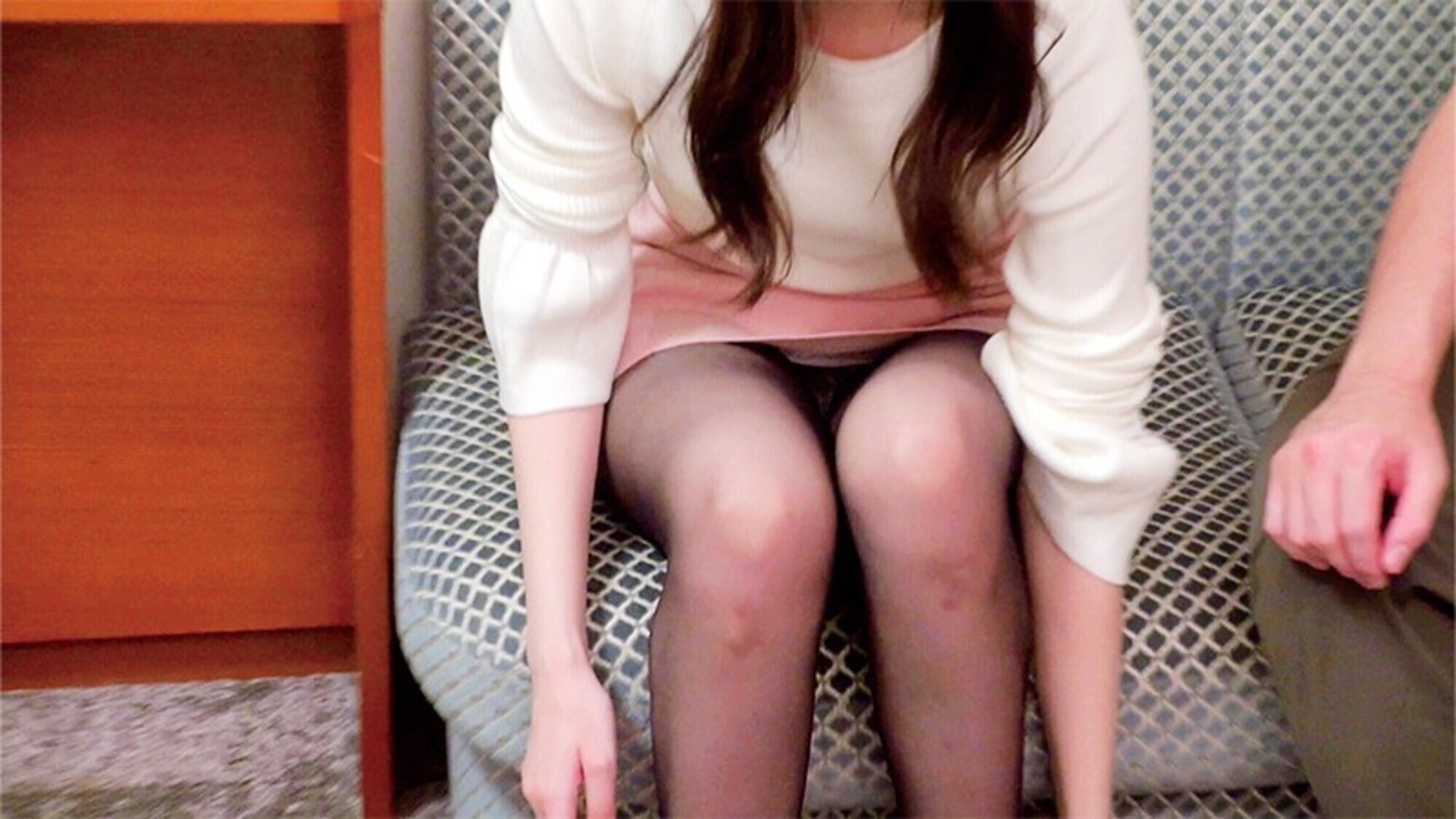 「高学歴の女子大生が普通に生きてたら、まず出会うことのないだろう野球拳で脱衣ムラムラ生中出しセックスに挑戦！なつきちゃんとさらちゃん」のサンプル画像6枚目