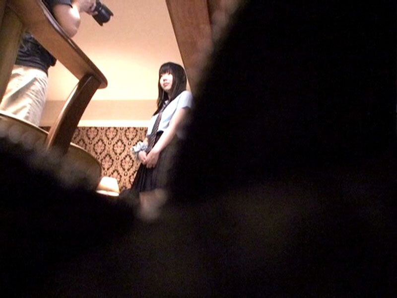 「【素人モデル志望JK】制服女子校生と3P・4Pプレイ！読者モデルを夢見る美少女との複数プレイ体験」のサンプル画像1枚目