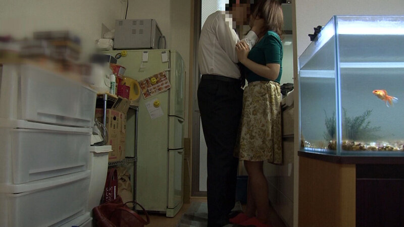 「【星野ひびき】巨乳人妻が寝取られる不倫検証!中出しされる巨尻妻の浮気盗撮映像」のサンプル画像4枚目