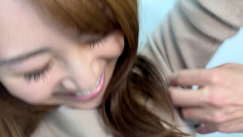 「【素人ナンパ】美人お姉さんれなちゃんをくすぐり！商社営業OLが街角で悶絶する姿が可愛すぎる」のサンプル画像2枚目