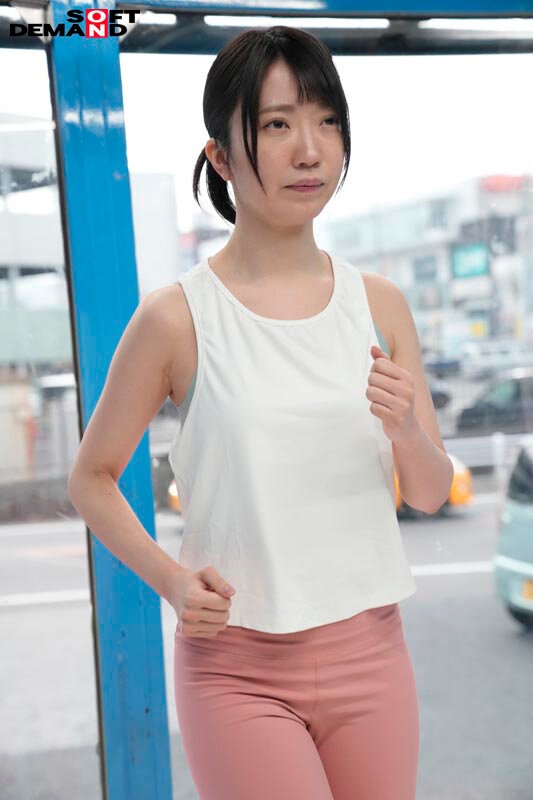 「【素人】美人ジョガーが汗だくで羞恥フェラ!マジックミラー号でナンパされたアラサー美女の本気映像」のサンプル画像18枚目