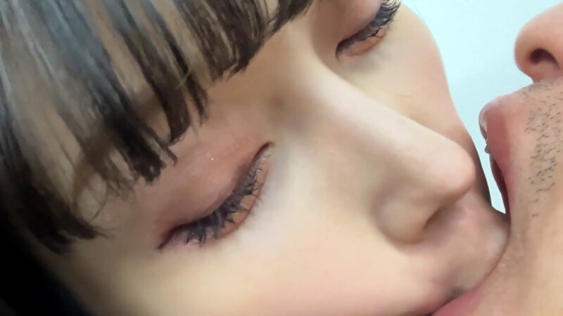 「【素人ナンパ】アパレルお姉さんひなみちゃんに街中キス交渉!接吻プレイで悶絶する美女の反応が最高」のサンプル画像15枚目