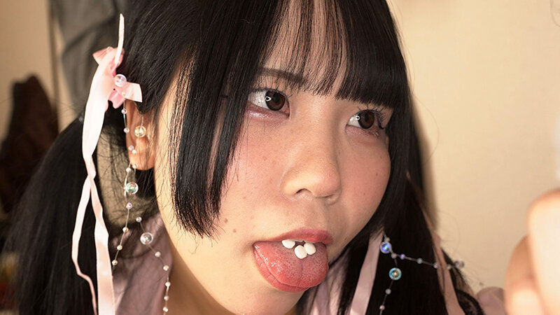 「すずめゆら 制服女子校生が激しい潮吹き責めで恥ずかしい辱めプレイに悶える」のサムネイル