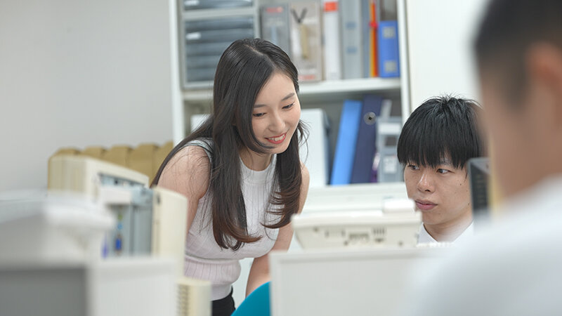 「月野かすみ|メガネ地味OLが豹変!制御不能の痴女に覚醒して男を翻弄する衝撃展開」のサンプル画像2枚目