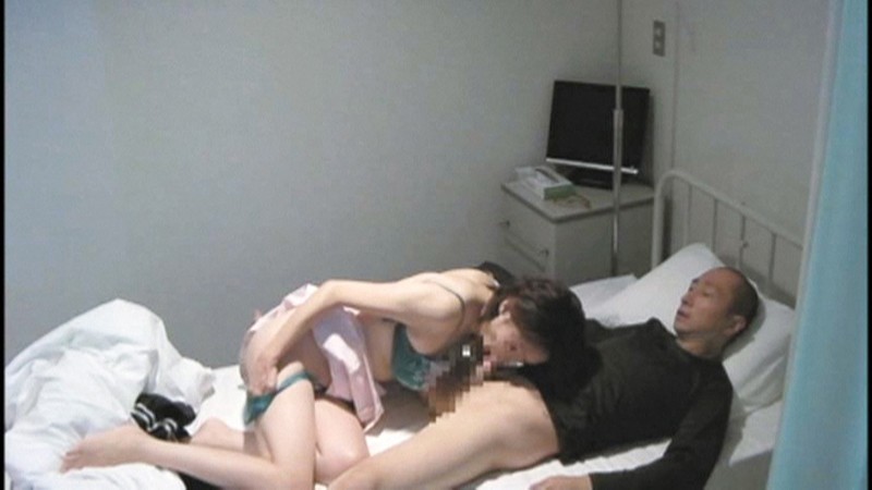 「【素人盗撮】夜勤明け美人ナースの隠し撮り映像｜ストレス発散する美少女看護師の実態」のサンプル画像1枚目